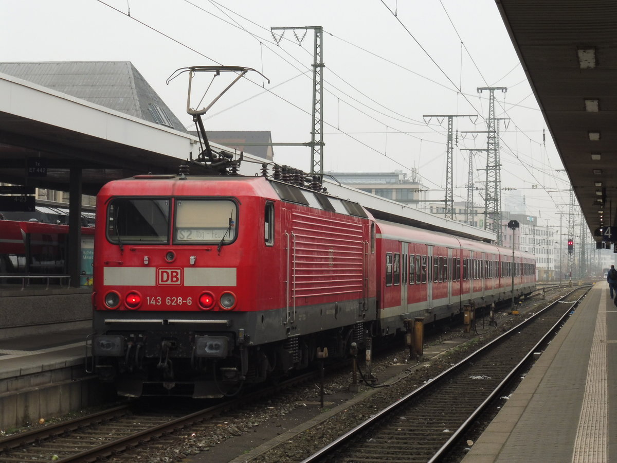 143 628 schiebt ihre x-Wagen als S2 in den Nürnberger Hbf, Februar 2018