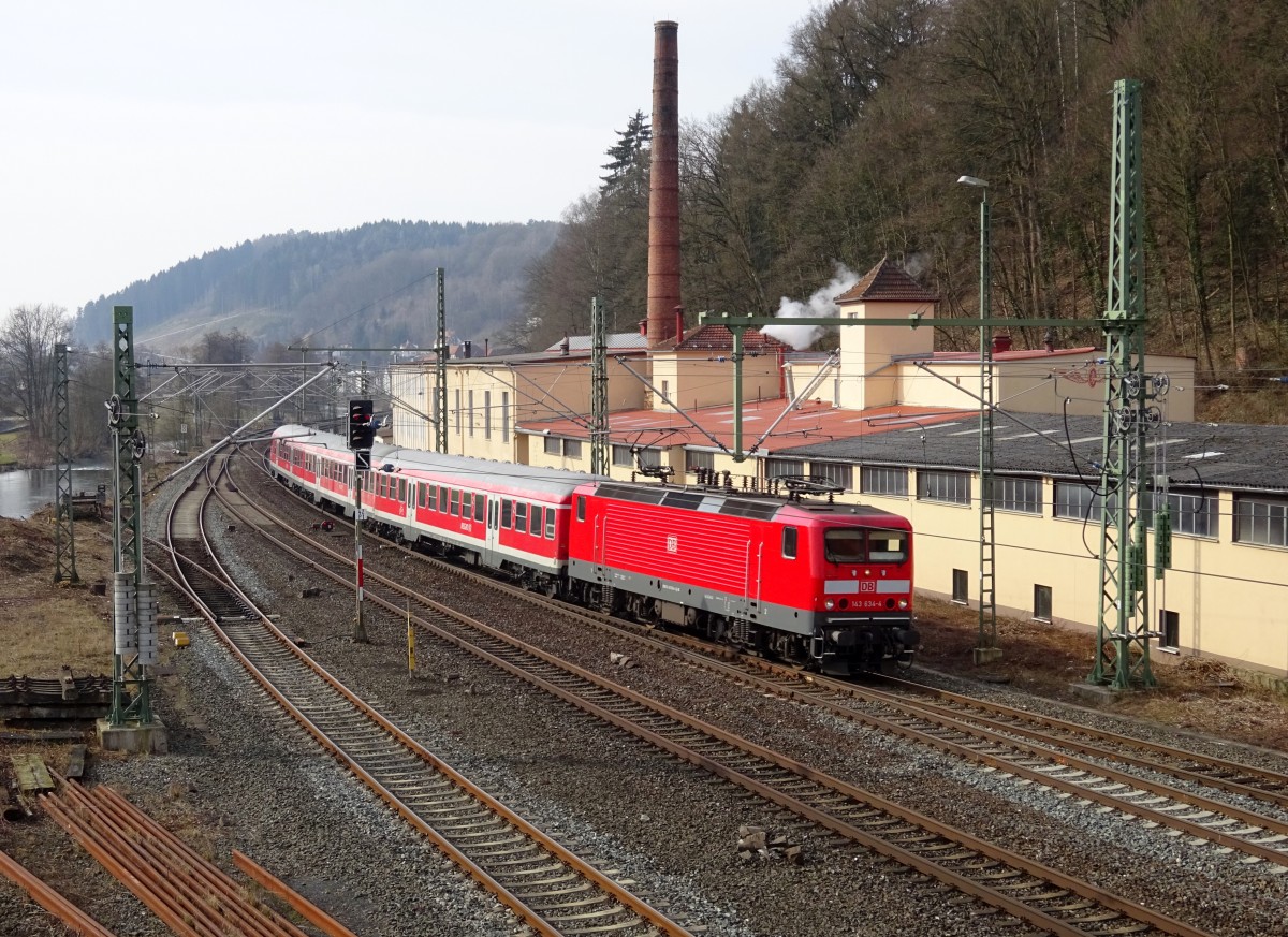 143 634-4 erreicht am 16. März 2015 mit einer Regionalbahn aus Bamberg den Bahnhof Kronach.