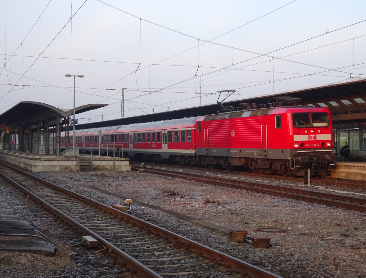 143 634-4 steht am 16. März 2015 mit einer Regionalbahn von Lichtenfels nach Kronach im Bahnhof Lichtenfels.
