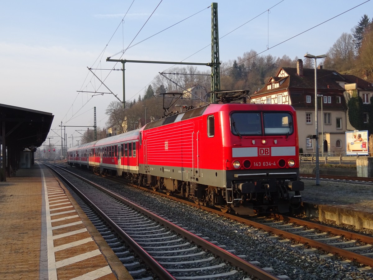 143 634-4 steht am 16. März 2015 mit einer Regionalbahn aus Lichtenfels im Endbahnhof Kronach.