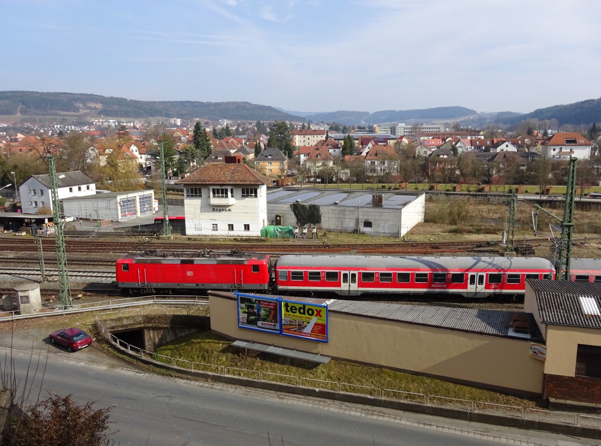 143 634-4 verlässt am 16. März 2015 mit einer Regionalbahn nach Bamberg den Bahnhof Kronach.