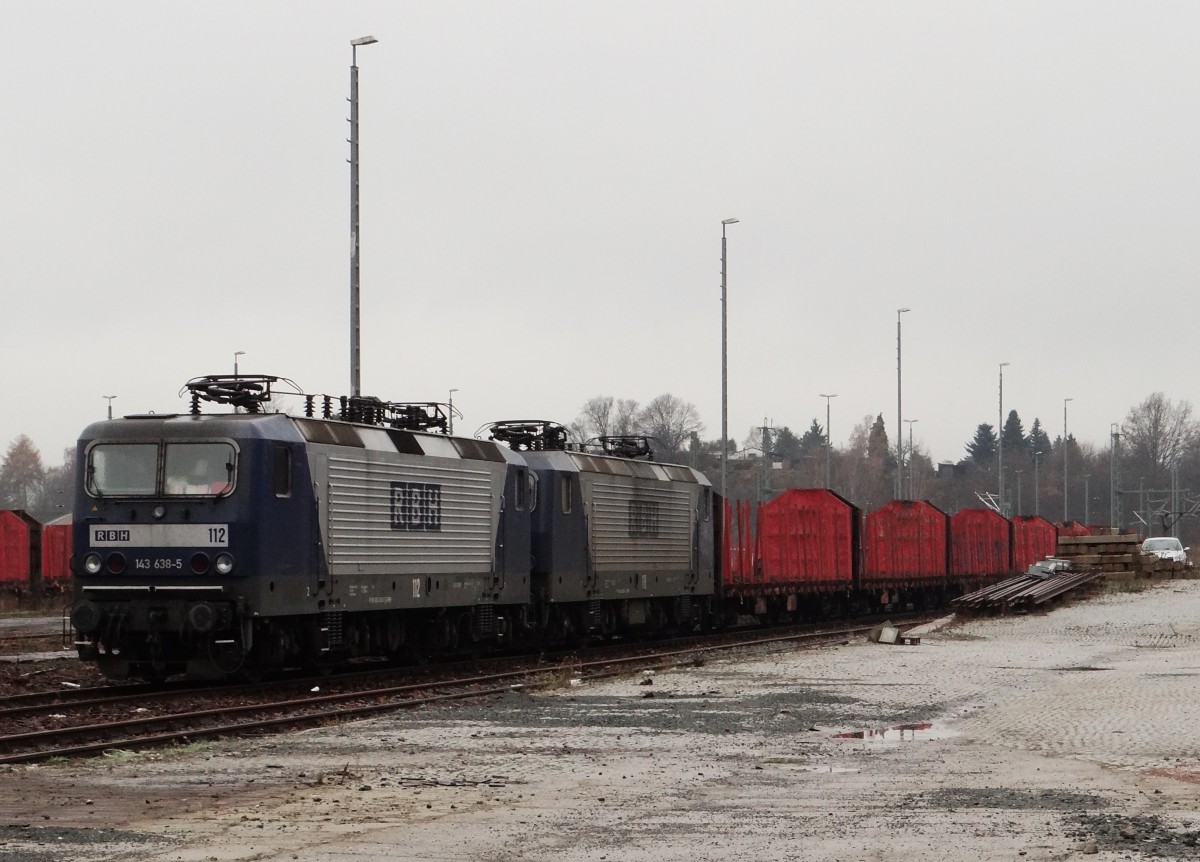 143 638 und 143 028 der RBH zusehen am 28.11.13 in Plauen/V. oberer Bahnhof.