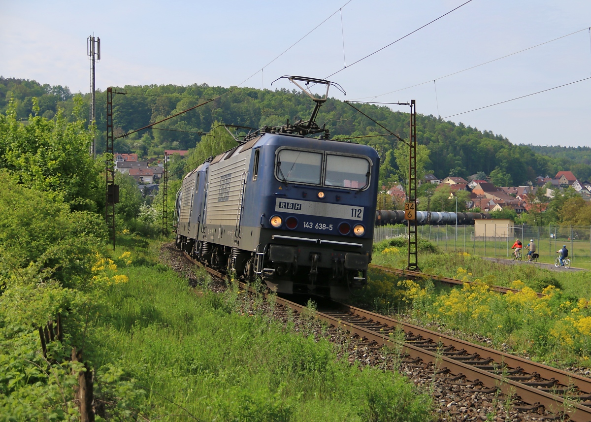 143 638-5 (RBH 112) in Doppeltraktion mit 143 307-7 (RBH 132) und Kesselwagenzug in Fahrtrichtung Norden. Aufgenommen am 12.05.2015 in Wernfeld.