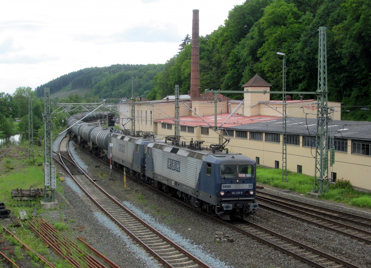 143 638-5 (RBH 112) und eine weitere BR 143 der RBH ziehen am 17. Mai 2014 einen Kesselwagenzug durch Kronach in Richtung Saalfeld.