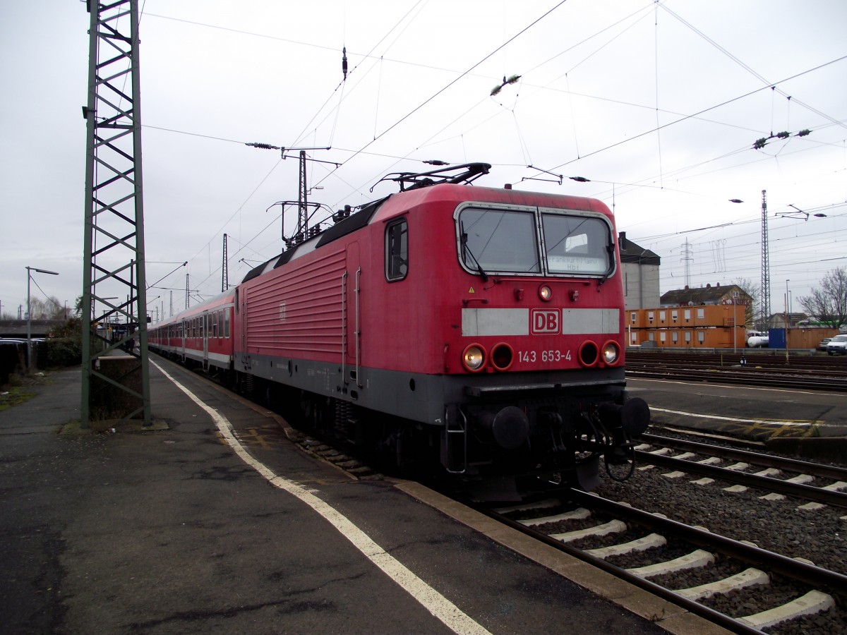 143 653-4 steht am 07.12.13 in Hanau Hbf mit RB nach Frankfurt am Main 