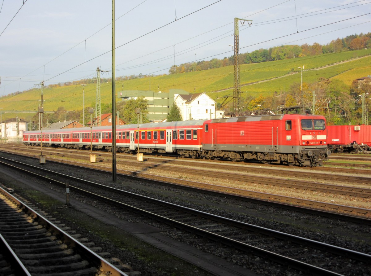 143 655-9 rangiert am 03. November 2014 mit einer n-Wagen Garnitur im Würzburger Hbf.
