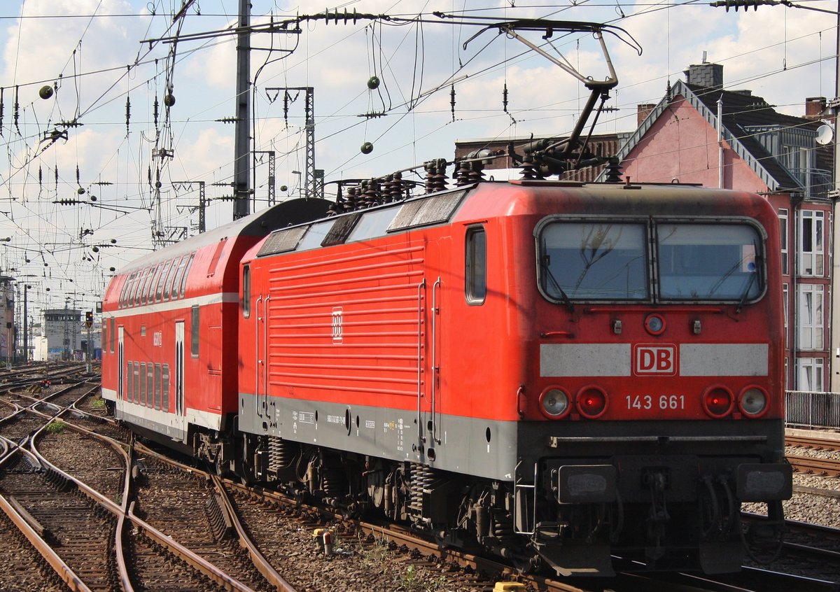 143 661 schiebt am 4.7.2017 die RB27 (RB12522)  Rhein-Erft-Bahn  von Koblenz Hauptbahnhof nach Mönchengladbach Hauptbahnhof aus dem Kölner Hauptbahnhof.