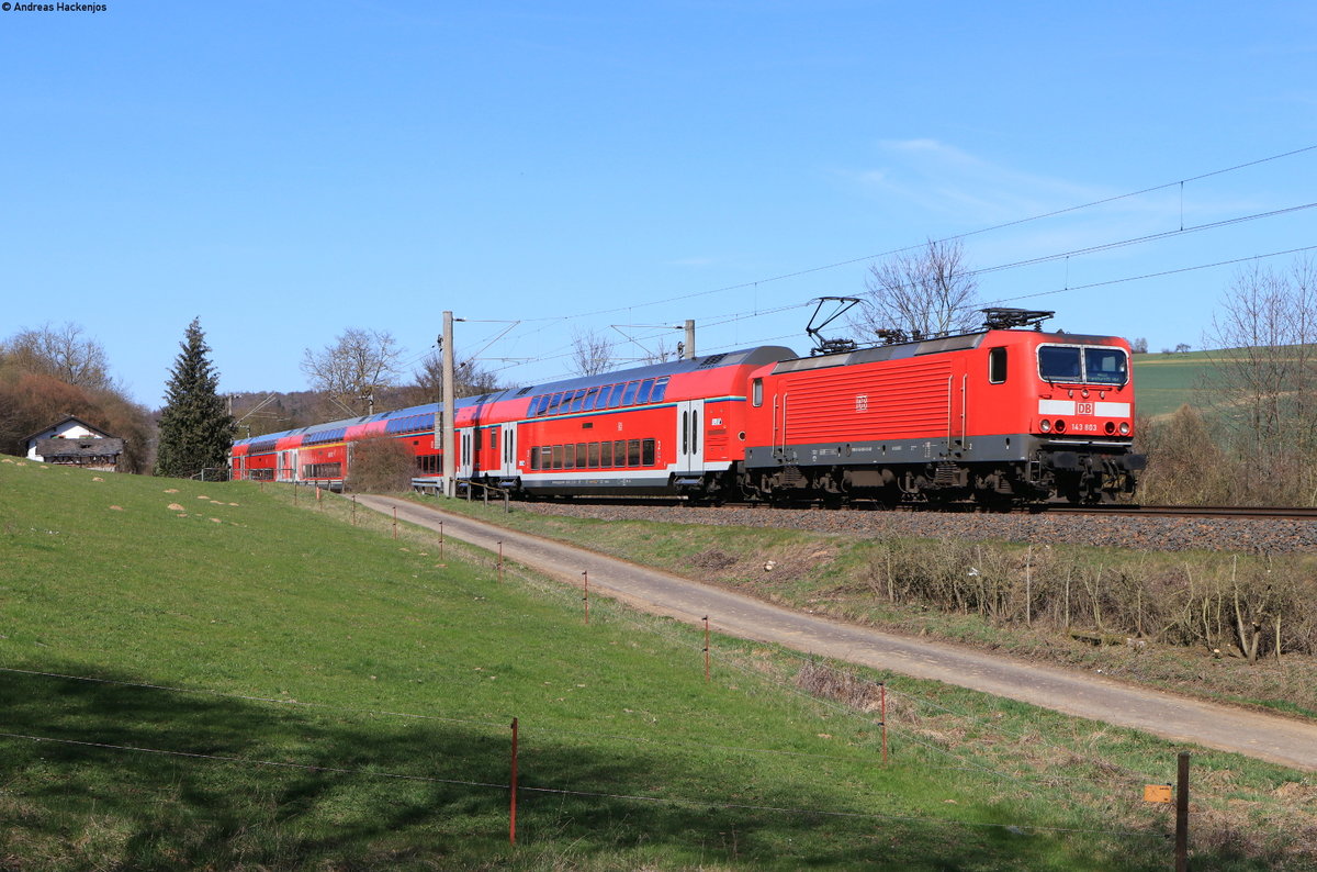 143 803-5 mit dem RE 15225 (Limburg(Lahn)-Frankfurt(Main)Hbf) bei Erbach 29.3.21