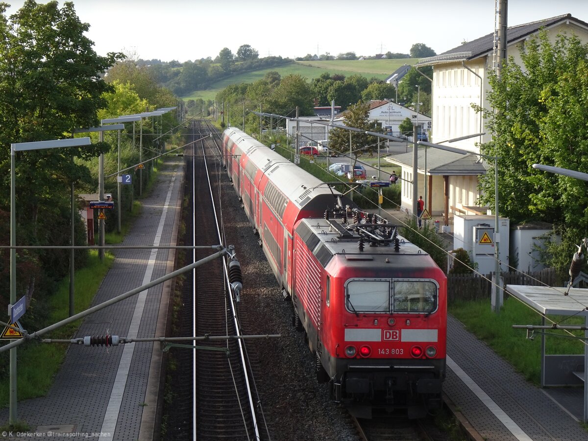 143 803 mit der RB 22 in Oberbrechen. 