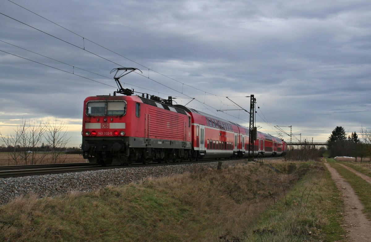 143 810-0 und 143 332-5 mit dem RE 26510 von Basel Bad. Bf �ber Freiburg (Breisgau) Hbf nach Offenburg am 06.01.14 bei H�gelheim.