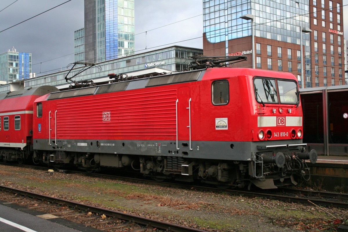 143 810-0 glnzte am Nachmittag des 14.12.13 stolz im Freiburger Hbf. Die Lok hatte erst wenige Tage zuvor eine Ceromol-Lokauffrischung bekommen. Kurze Zeit spter wird sie mit ihrer RB nach Seebrugg in den Hochschwarzwald fahren.
