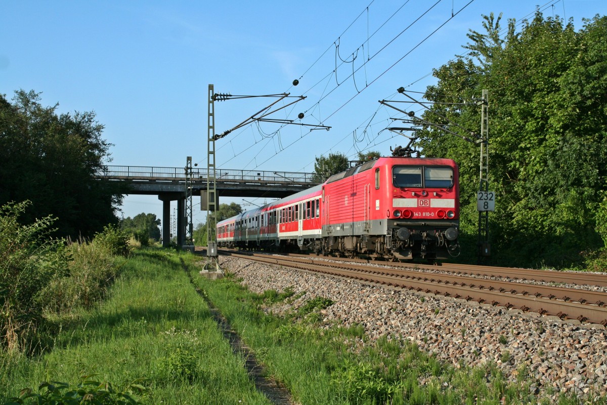 143 810-0 mit einer abendlichen RB von Neuenburg (Baden) nach Offenburg am 04.08.13 kurz vor Buggingen.