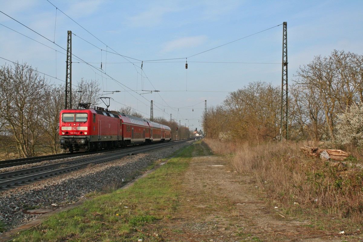 143 810-0 mit der RB 26577 von Freiburg (Breisgau) Hbf nach Neuenburg (Baden) am spten Nachmittag des 27.03.14 bei der Einfahrt in den Bahnhof Heitersheim.