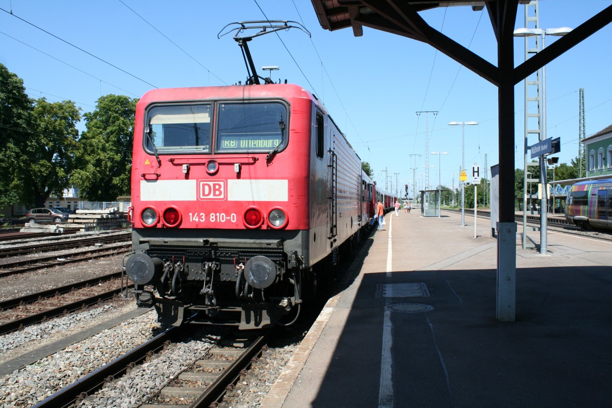 143 810-0 war am 02.08.13 fr eine ausgefallene 111 mit er RB 26566 von Neuenburg (Baden) nach Offenburg unterwegs. Hier ist der Zug im Bahnhof Mllheim (Baden) zu sehen.
