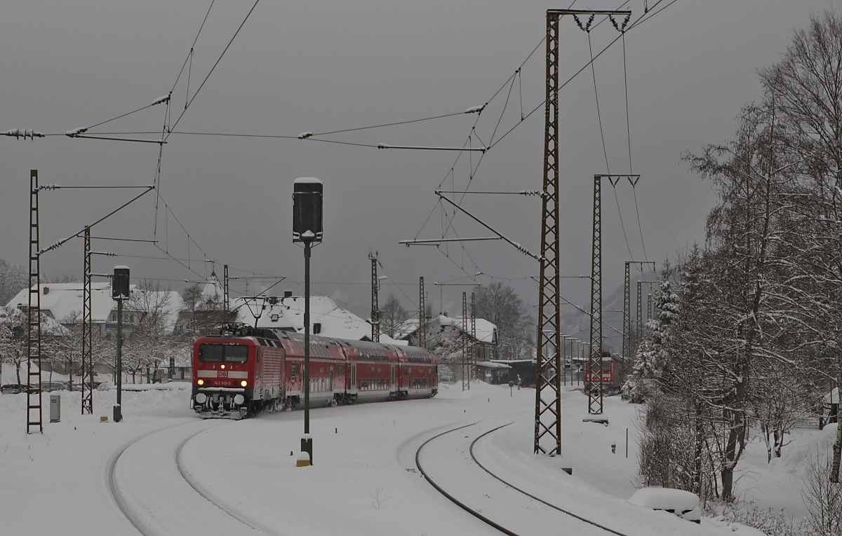 143 810-8 fährt am 28.12.2014 aus dem Bahnhof Hinterzarten aus