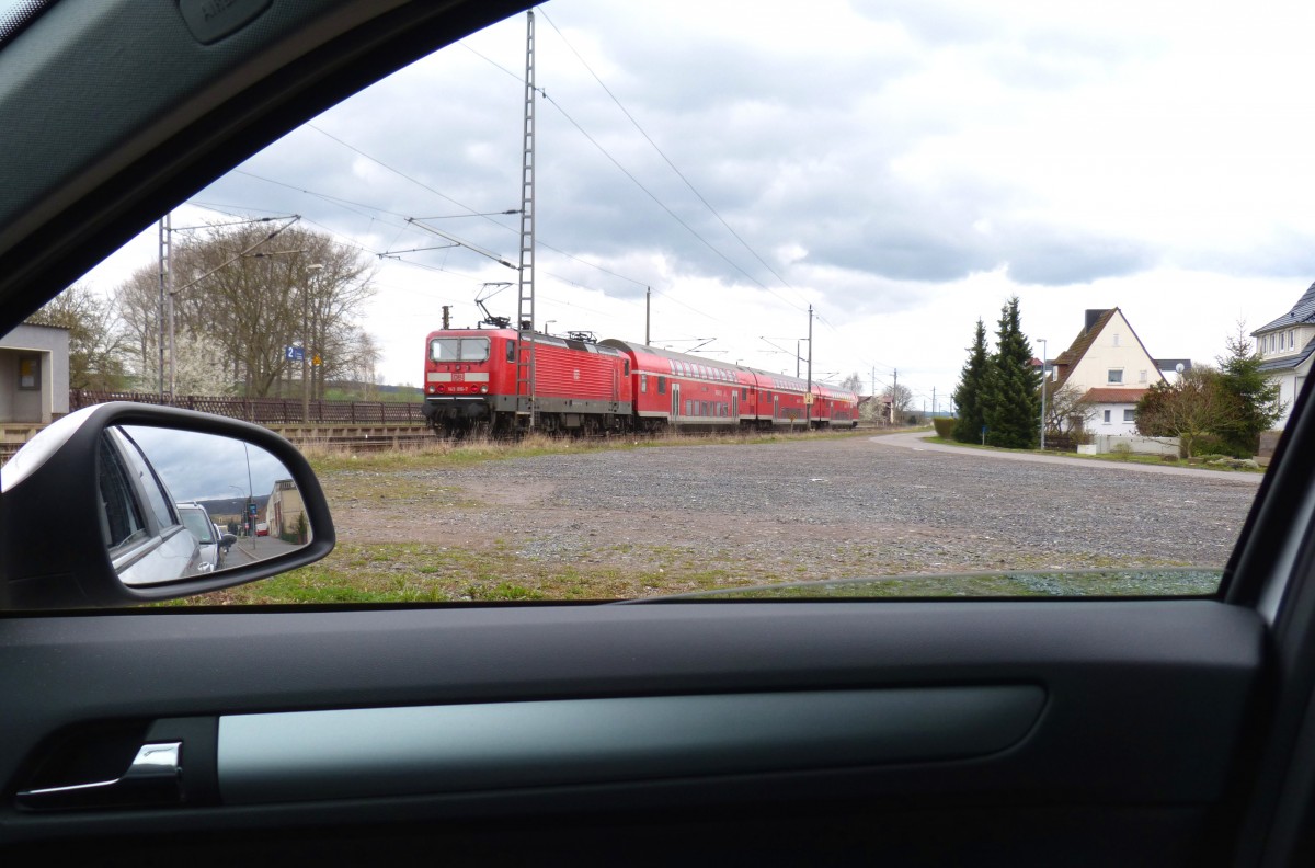 143 816-7 bei der Durchfahrt durch Wipperdorf (bei Nordhausen). Fotografiert an der geschlossenen Schranke aus dem Auto heraus. 22.03.2014