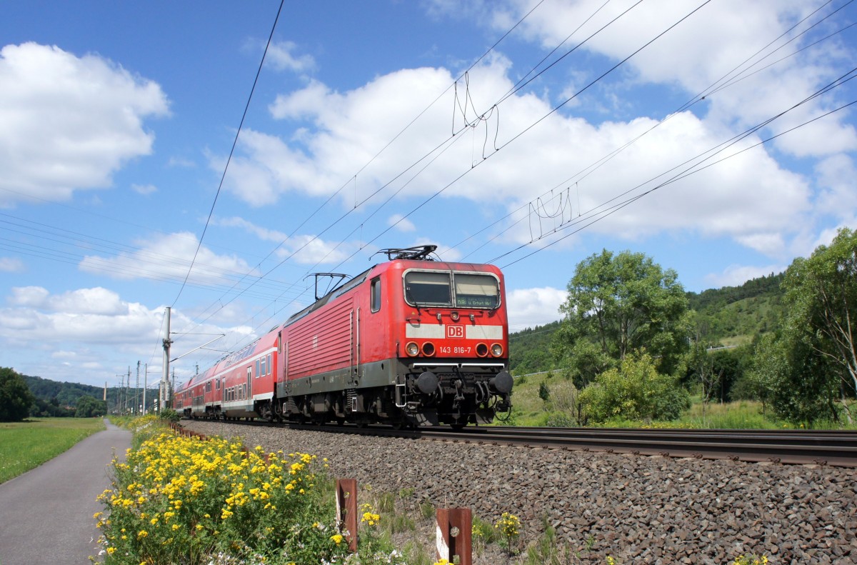 143 816 als RegionalBahn unterwegs nach Halle (Saale) im Juli 2015. Aufgenommen bei Wutha-Farnroda.