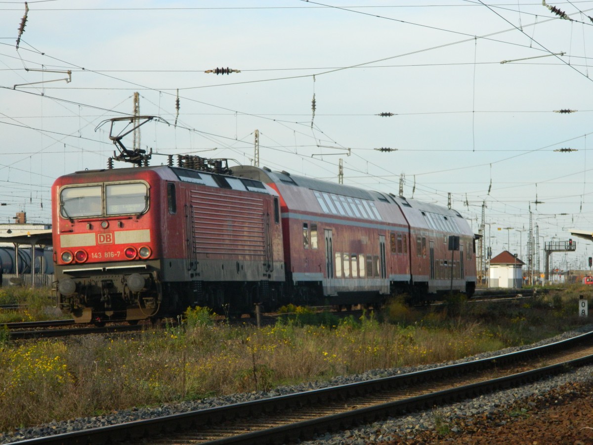 143 816 schiebt am 08.11.2015 die Regionalbahn von Weißenfels nach Leipzig. Hier bei der Einfahrt in den Bhf Großkorbetha.