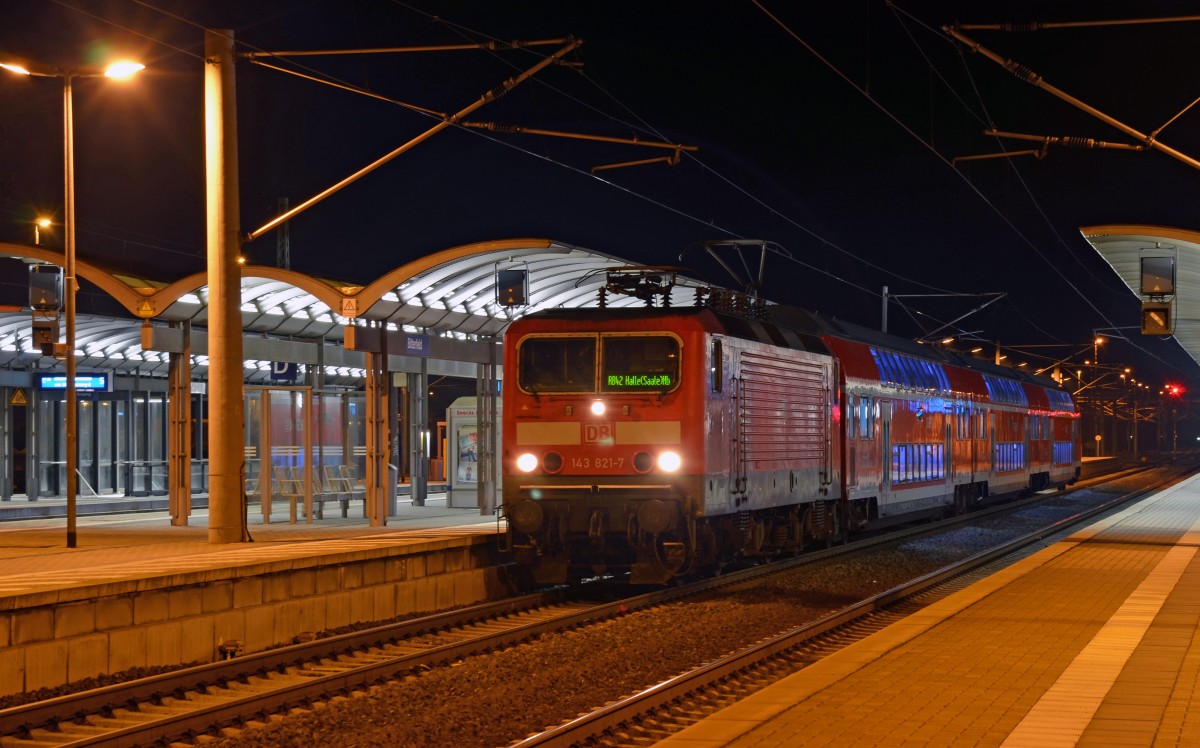 143 821 steht am Morgen des 16.12.14 mit einer RB von Güterglück nach Halle(S) im Bahnhof Bitterfeld bereit.