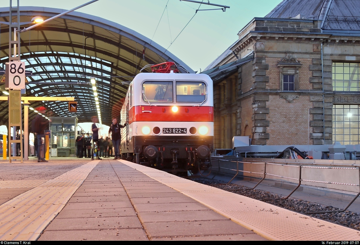 143 822-5 (243 822-4 |  Weiße Lady ) der Erfurter Bahnservice GmbH (EBS) als DPE 92150  Rennsteig-Express  von Meiningen nach Berlin-Lichtenberg steht während der blauen Stunde in Halle(Saale)Hbf auf Gleis 8.
Da der Zug seine Fahrt erst um 7:20 Uhr fortsetzte, blieb genug Zeit, ein paar Langzeitbelichtungen anzufertigen. Auch zahlreiche Fahrgäste nutzten diesen Aufenthalt für Fotos, Gespräche mit dem Zugpersonal und ähnliches.
[16.2.2019 | 7:07 Uhr]