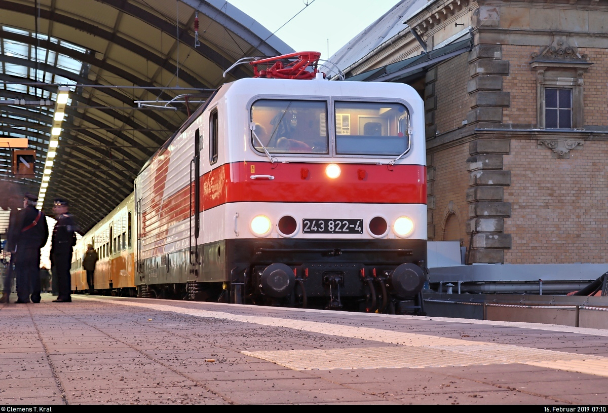 143 822-5 (243 822-4 |  Weiße Lady ) der Erfurter Bahnservice GmbH (EBS) als DPE 92150  Rennsteig-Express  von Meiningen nach Berlin-Lichtenberg steht in Halle(Saale)Hbf auf Gleis 8.
Da der Zug seine Fahrt erst um 7:20 Uhr fortsetzte, blieb genug Zeit, ein paar Langzeitbelichtungen anzufertigen. Auch zahlreiche Fahrgäste nutzten diesen Aufenthalt für Fotos, Gespräche mit dem Zugpersonal und ähnliches.
[16.2.2019 | 7:10 Uhr]