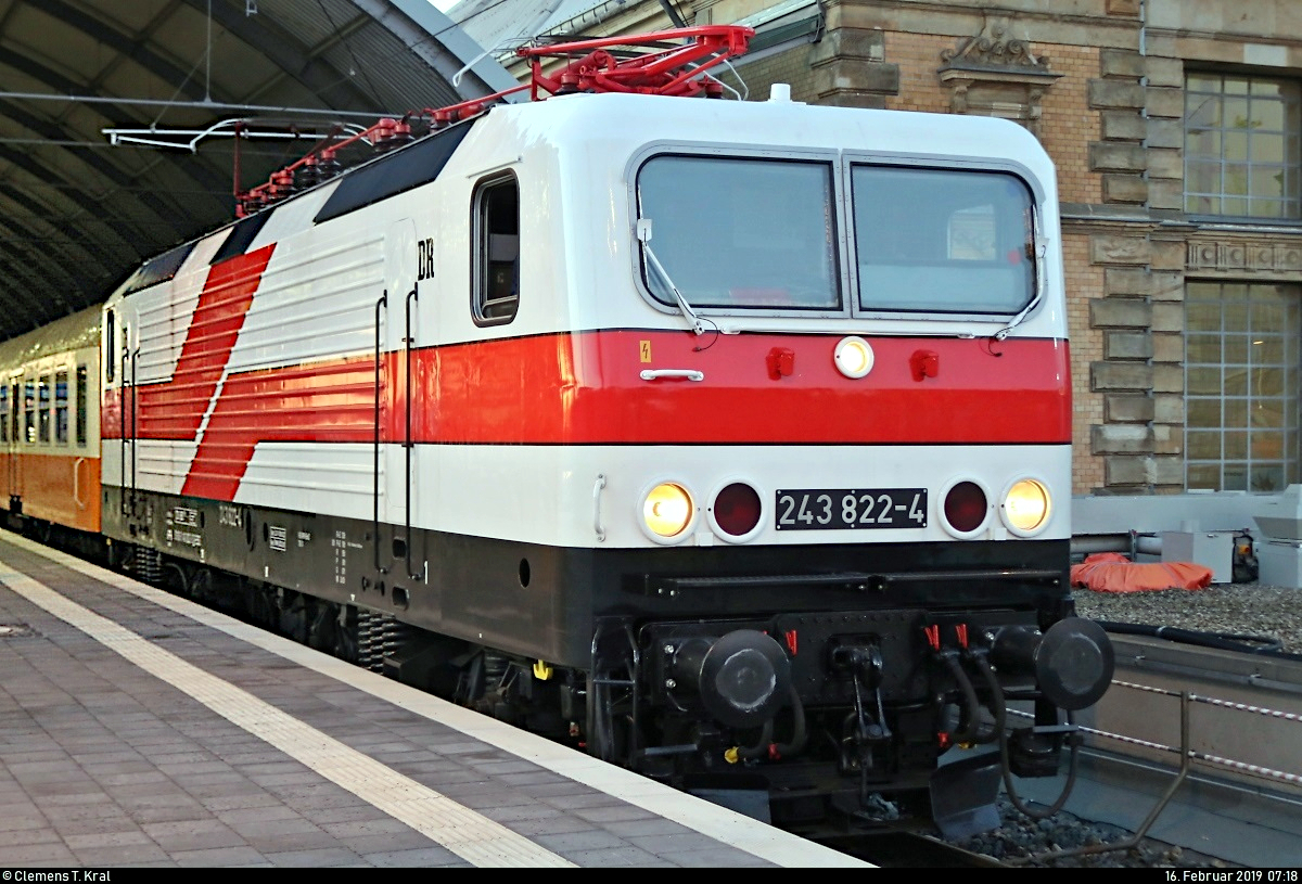 143 822-5 (243 822-4 |  Weiße Lady ) der Erfurter Bahnservice GmbH (EBS) als DPE 92150  Rennsteig-Express  von Meiningen nach Berlin-Lichtenberg steht in Halle(Saale)Hbf auf Gleis 8.
[16.2.2019 | 7:18 Uhr]
Hinweis an die Admins: Das Bild wurde mit dem Kit-Objektiv (Canon EF-S 18-55mm f/3.5-5.6 IS STM) aufgenommen.
