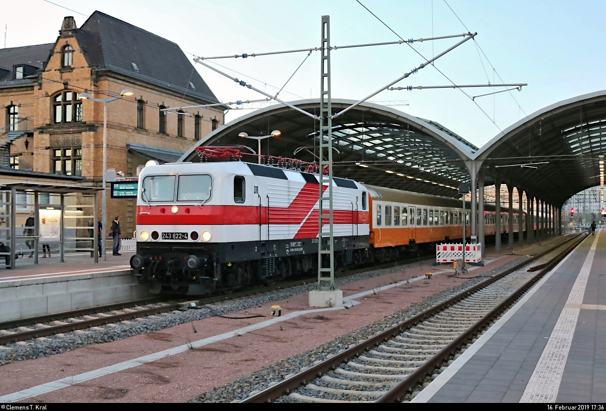 143 822-5 (243 822-4 |  Weiße Lady ) der Erfurter Bahnservice GmbH (EBS) als DPE 92157  Rennsteig-Express  von Berlin-Lichtenberg nach Meiningen steht in Halle(Saale)Hbf auf Gleis 9.
Leider ist das Motiv nicht optimal getroffen, denn der Mast steckt in der Lok. Ich konnte jedoch nicht weiter nach hinten gehen, da dort ein anderer Zug mir die Sicht versperrte. So blieb mir nur diese Möglichkeit.
[16.2.2019 | 17:36 Uhr]
Hinweis an die Admins: Das Bild wurde mit dem Kit-Objektiv (Canon EF-S 18-55mm f/3.5-5.6 IS STM) aufgenommen.