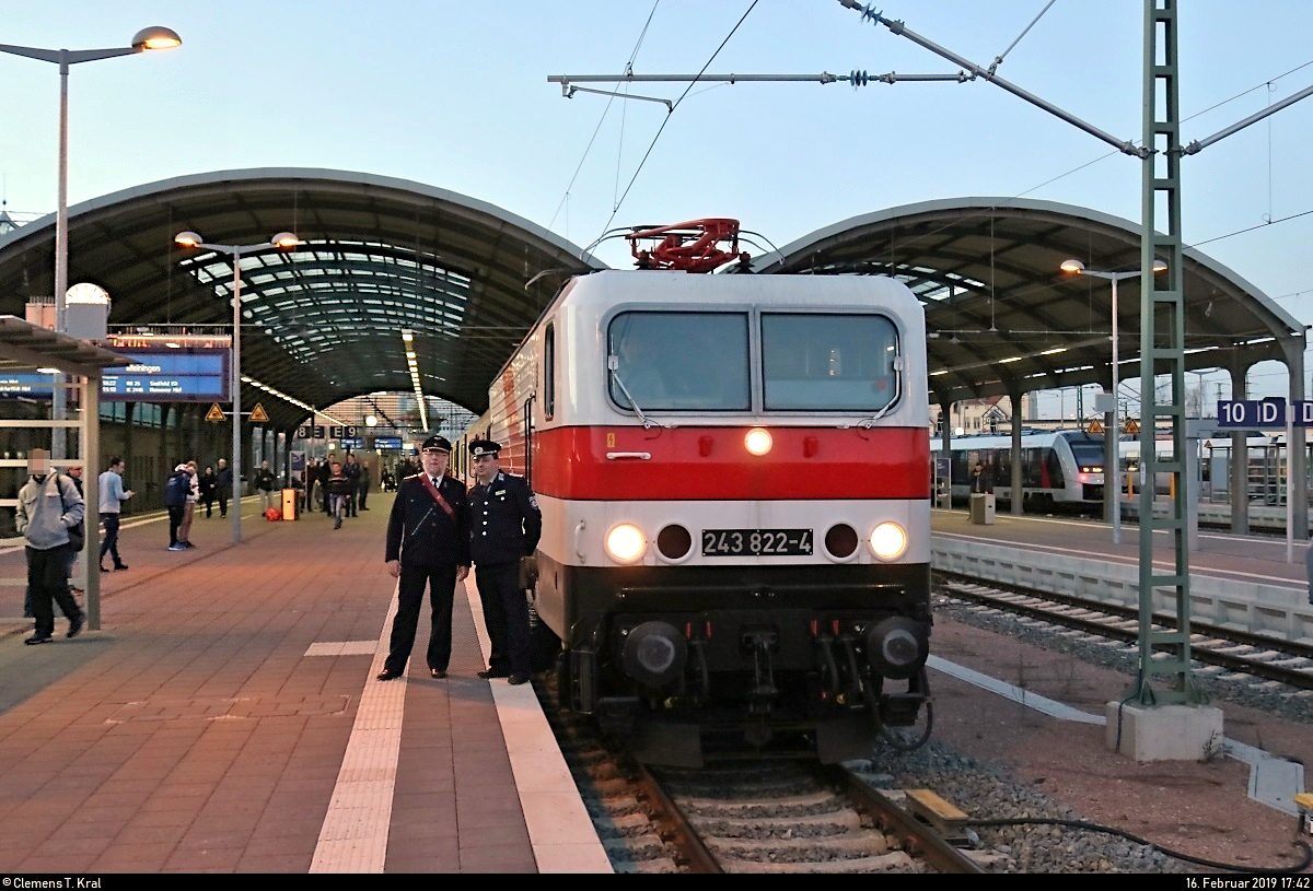 143 822-5 (243 822-4 |  Weiße Lady ) der Erfurter Bahnservice GmbH (EBS) als DPE 92157  Rennsteig-Express  von Berlin-Lichtenberg nach Meiningen steht in Halle(Saale)Hbf auf Gleis 9.
Auch das Zugpersonal ließ es sich nicht nehmen, neben der  Weißen Lady  für ein gemeinsames Foto zu posieren.
[16.2.2019 | 17:42 Uhr]
Hinweis an die Admins: Das Bild wurde mit dem Kit-Objektiv (Canon EF-S 18-55mm f/3.5-5.6 IS STM) aufgenommen.