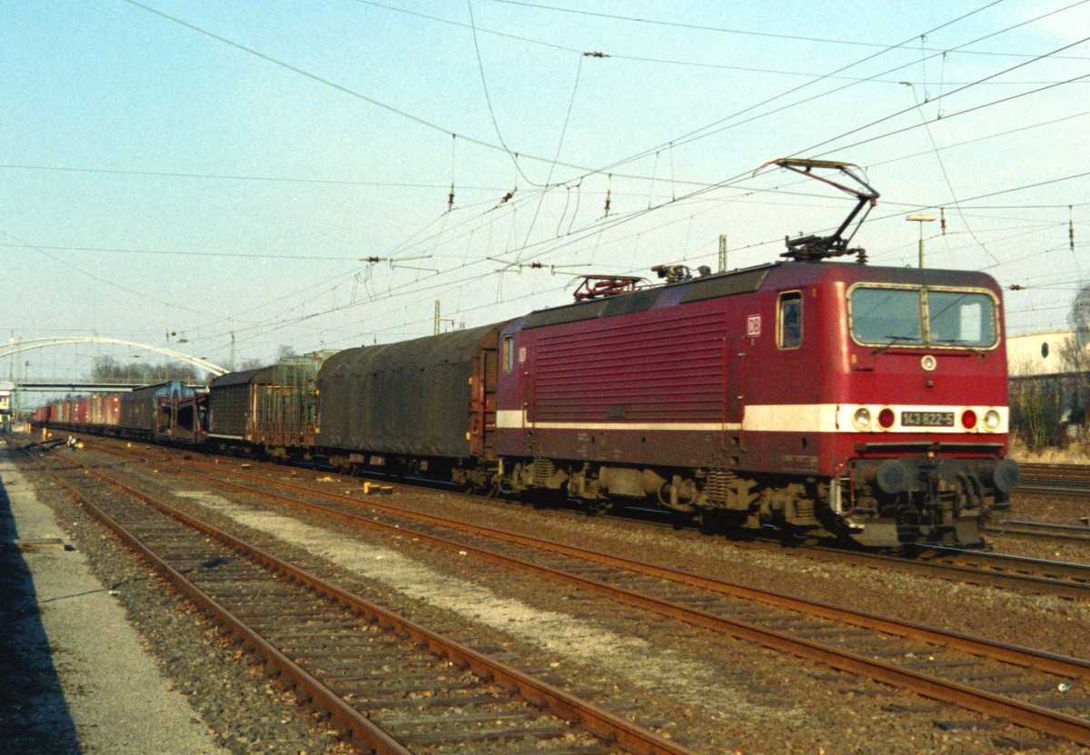 143 822 mit Güterzug Richtung Bremen am 04.04.1996 in Tostedt