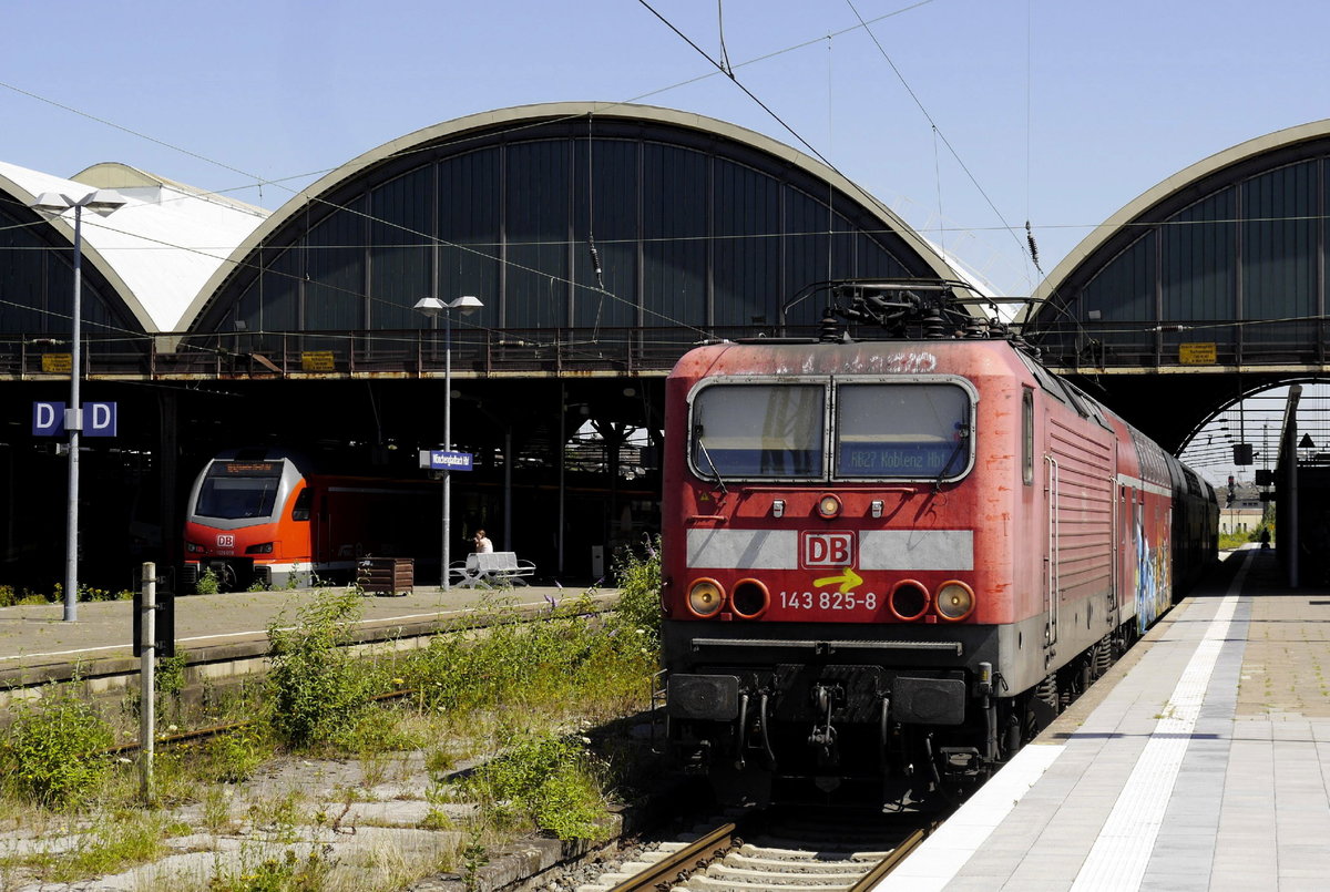 143 825 bei der Ausfahrt aus Mönchengladbach Hbf nach Koblenz am 27.6.19. Die Tage der 143er sind wohl gezählt, nicht nur auf der RB 27.