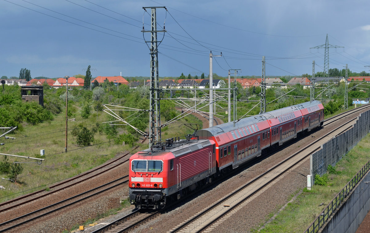 143 825 erreicht mit einer RB aus Wittenberg kommend am 15.05.16 Bitterfeld.