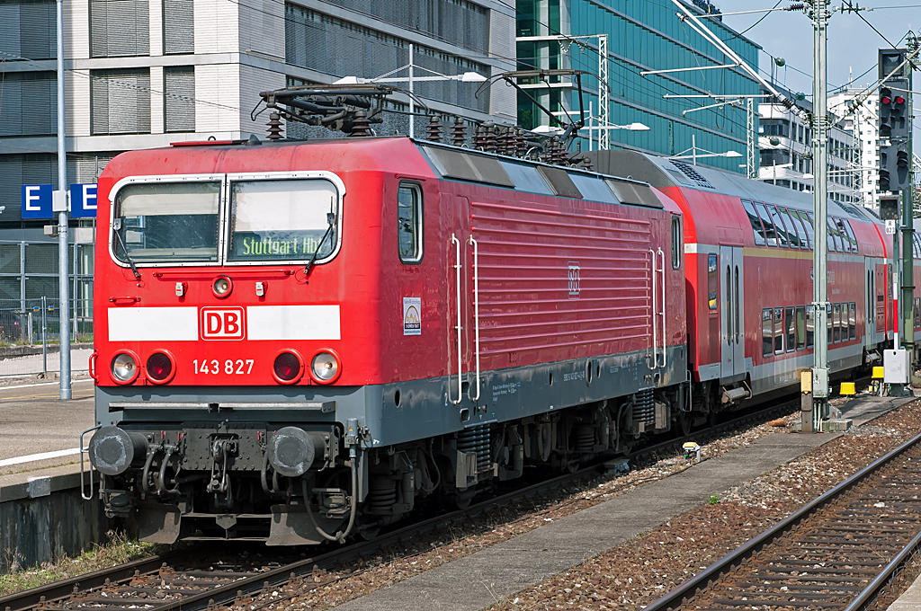 143 827-4 ( 91 80 6143 827-4 D-DB ), ex Fahrzeugnummer: 243 827-3, VEB Lokomotivbau Elektrotechnische Werke -Hans Beimler-, Hennigsdorf (LEW) 20277, Baujahr 1988, Eigentümer: DB Regio AG - Region Baden-Württemberg, Fahrzeugnutzer: Regionalverkehr Württemberg, [D]-Stuttgart, Bh Stuttgart, Erst-Bw Rostock,    erreicht am 07.09.2013 mit ihrem RE aus Tübingen am Haken Stuttgart Hbf