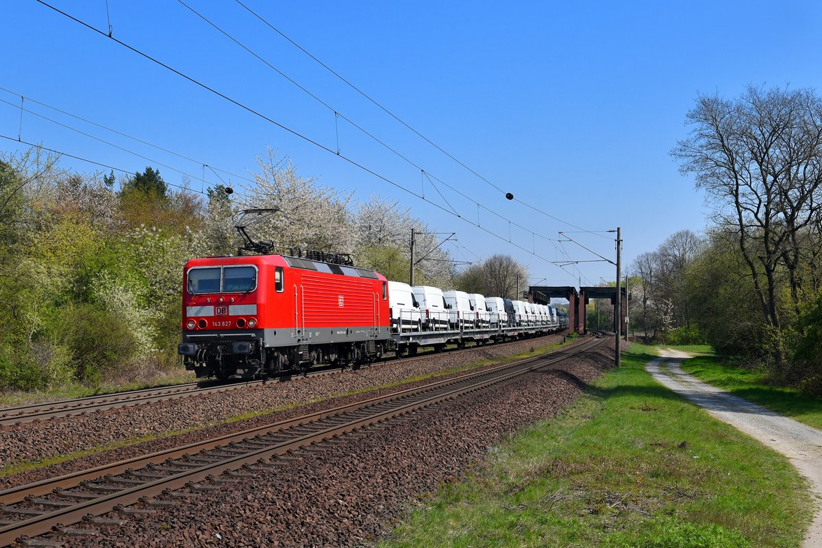 143 827 mit einem Autozug am 16.04.2019 bei Groß Gleidingen. 