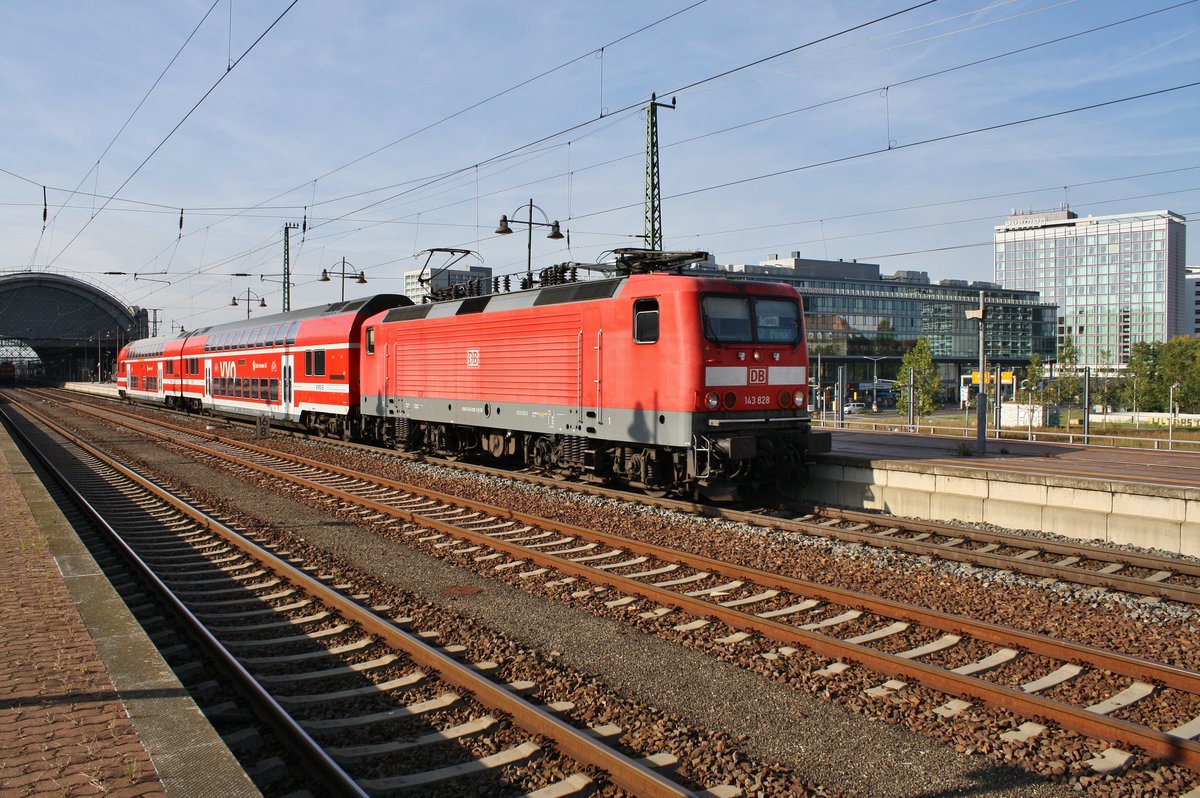 143 828 fährt am 30.9.2017 mit der S2 von Dresden Flughafen nach Pirna aus dem Dresdener Hauptbahnhof aus.