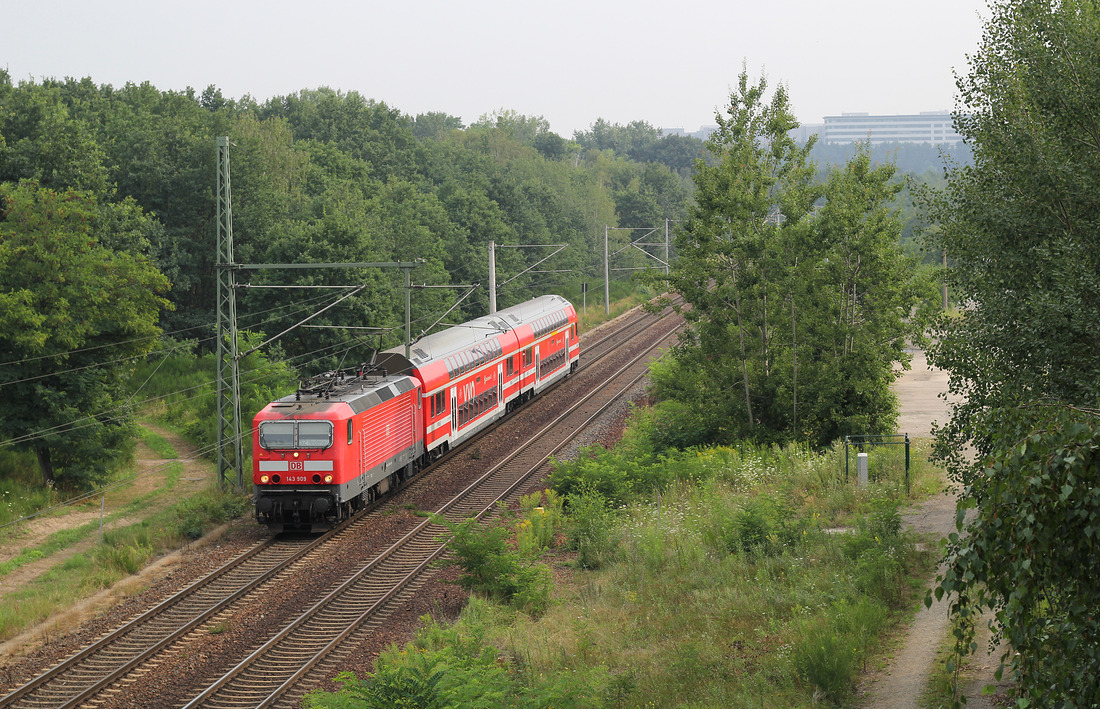 143 828 mit der S 2 von Dresden Flughafen nach Heidenau.
Aufgenommen unweit der Station Dresden Industriegelände am 26. Juli 2016.
