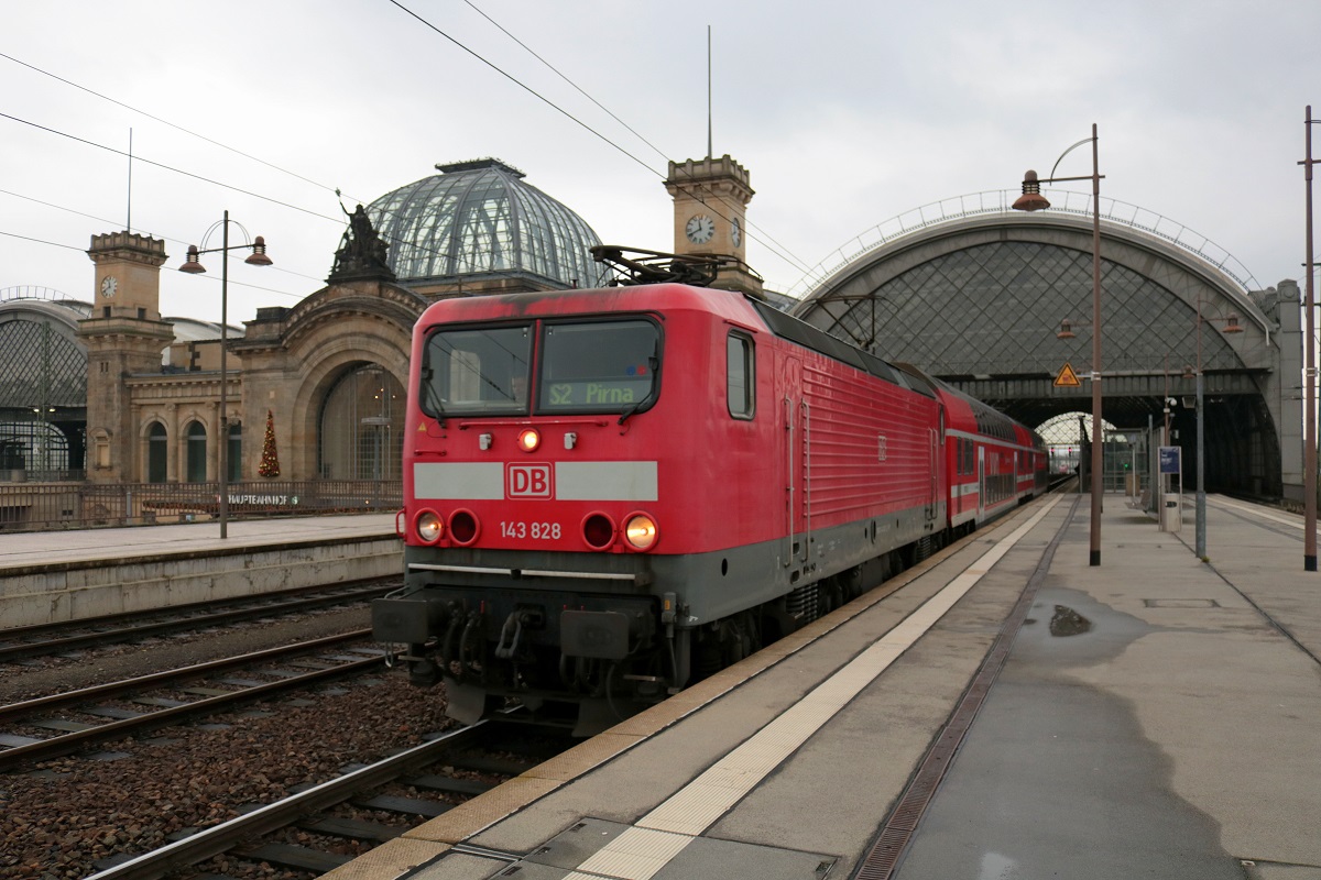 143 828 der S-Bahn Dresden (DB Regio Südost) als S 32729 (S2) von Dresden Flughafen nach Pirna verlässt Dresden Hbf auf Gleis 18. [16.12.2017 | 11:42 Uhr]