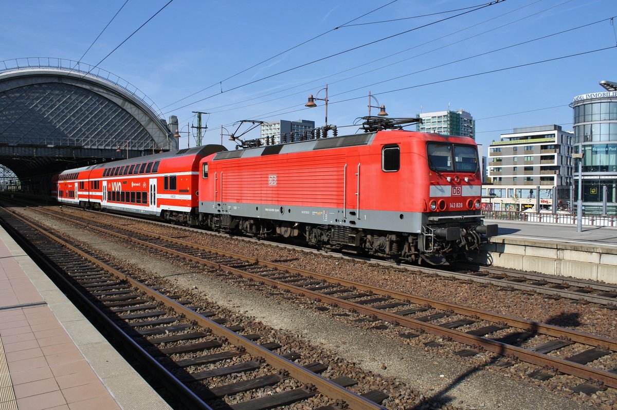 143 828 verlässt am 30.9.2017 mit der S2 von Dresden Flughafen nach Pirna den Dresdener Hauptbahnhof.