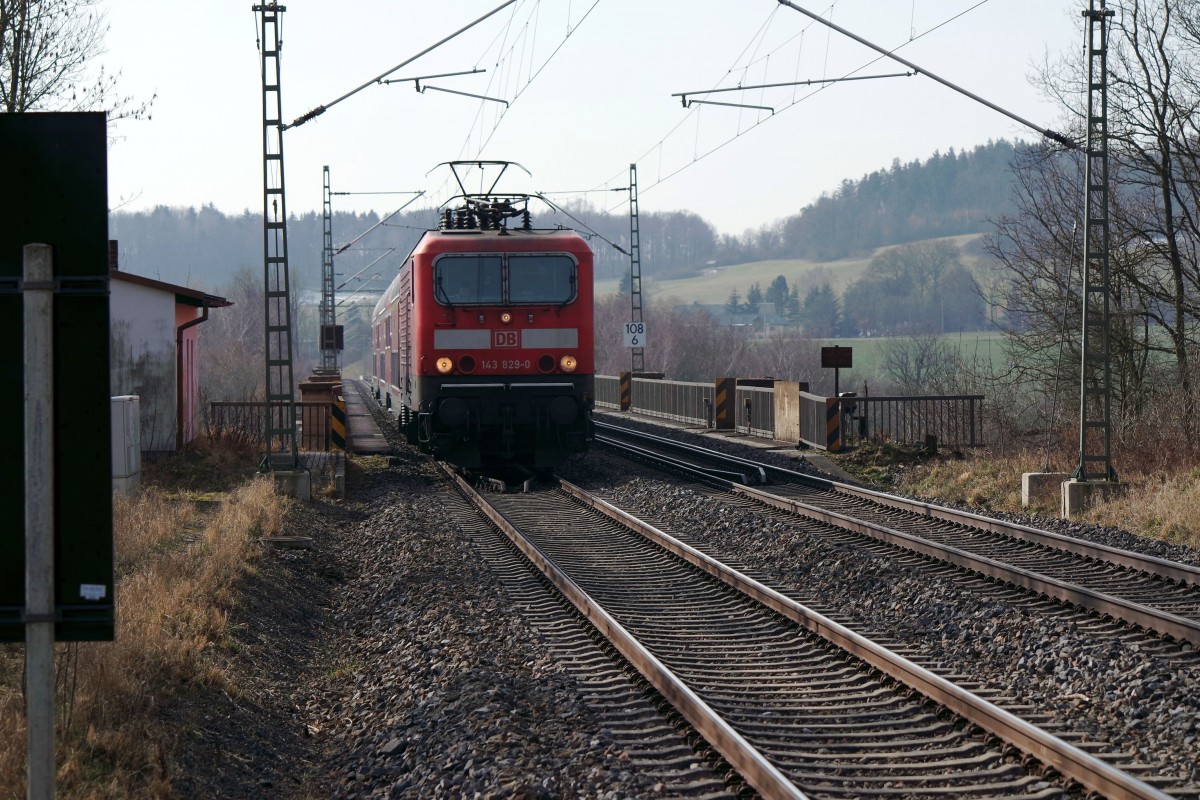 143 829 mit einen RE nach Dresden am Haken fährt am 27.02.2016 durch Jocketa.