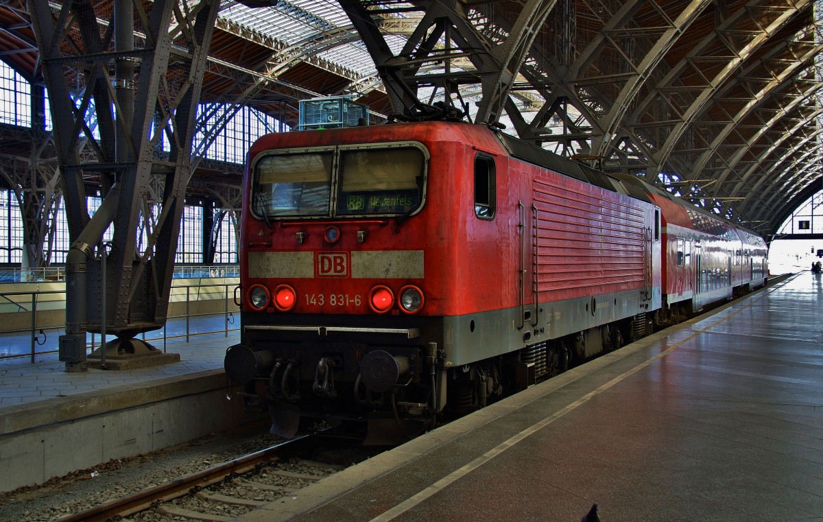 143 831-6 steht als RB 26423 abfahrtsbereit im Hbf. von Leipzig gesehen am 02.10.15.