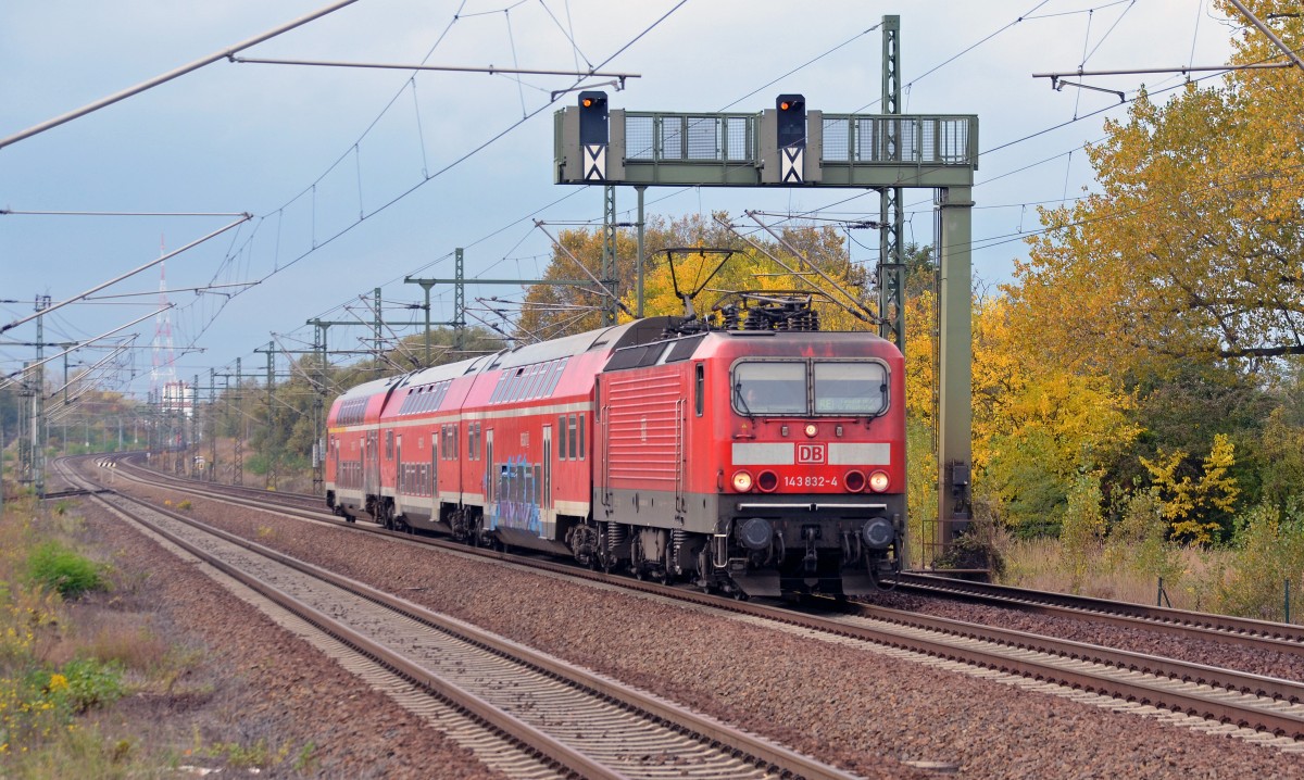 143 832 bespannte am 20.10.13 einen RE von Halle(S) nach Leipzig. Hier passiert der RE den Haltepunkt Dieskau. Wegen der Probefahrten im Citytunnel Leipzig wurden die RE nicht wie blich mit silbernen Talenten sondern wieder mit der BR 143 gefahren.