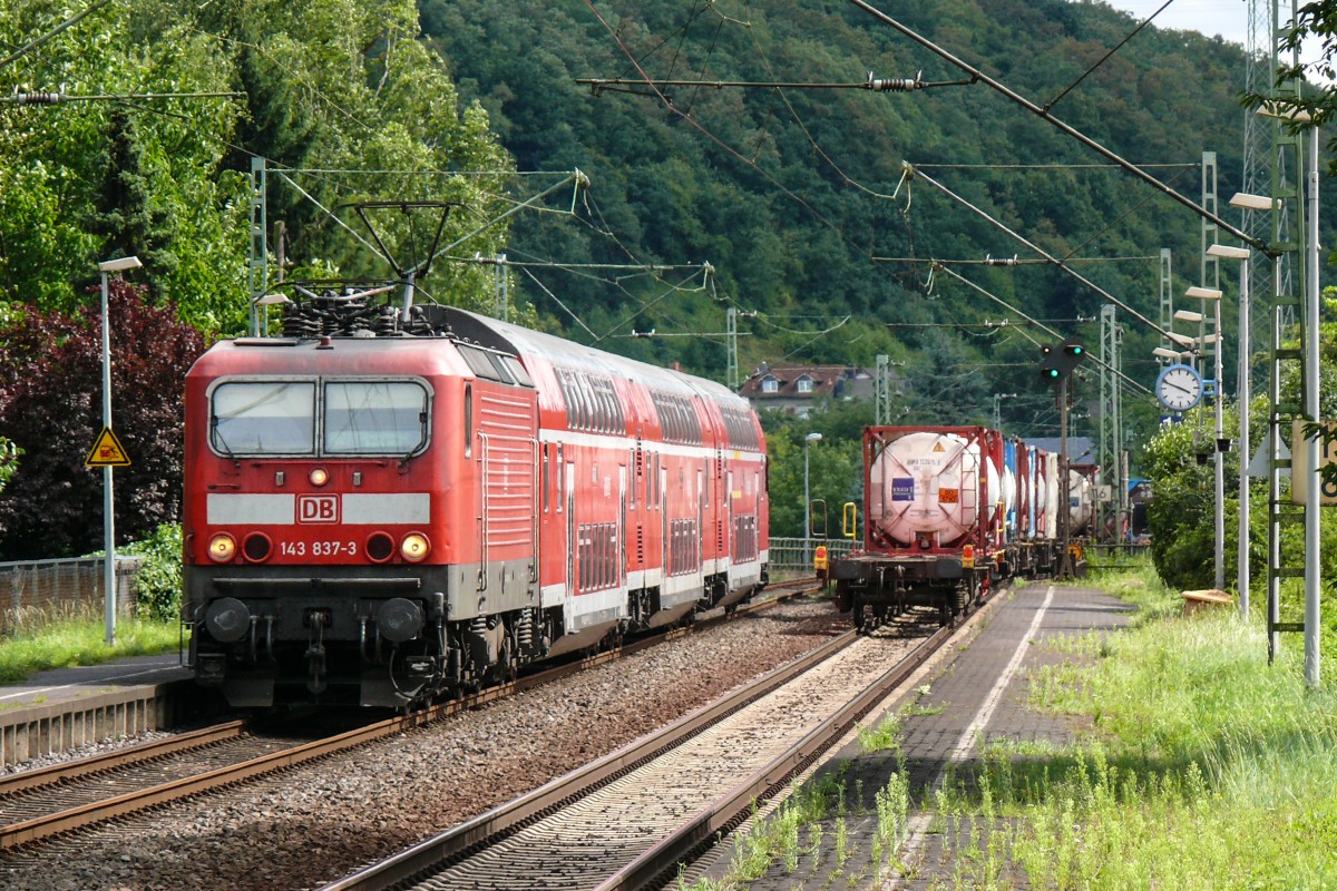143 837-3 als RB27 hält an der Haltestelle Leubsdorf. Aufgenommen am 30/07/2009.
