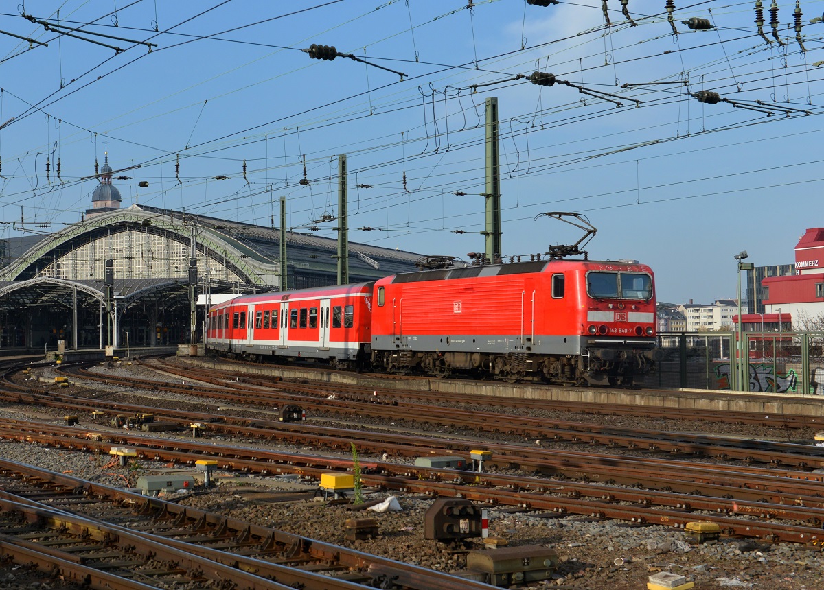 143 840 mit einer S-Bahn am 22.11.2014 in Köln Hbf. 