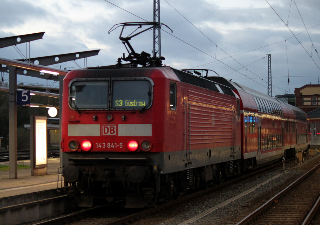 143 841-5 mit S3 von Rostock Hbf nach G�strow kurz vor der R�ckfahrt im Rostocker Hbf.30.10.2013 