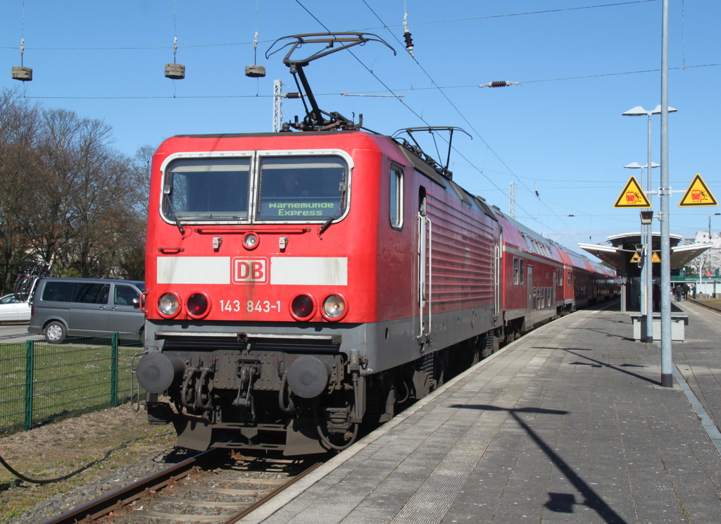 143 843-1 stand mit dem Warnemnde-Express(Berlin-Warnemnde)im Bahnhof Warnemnde.04.04.2015