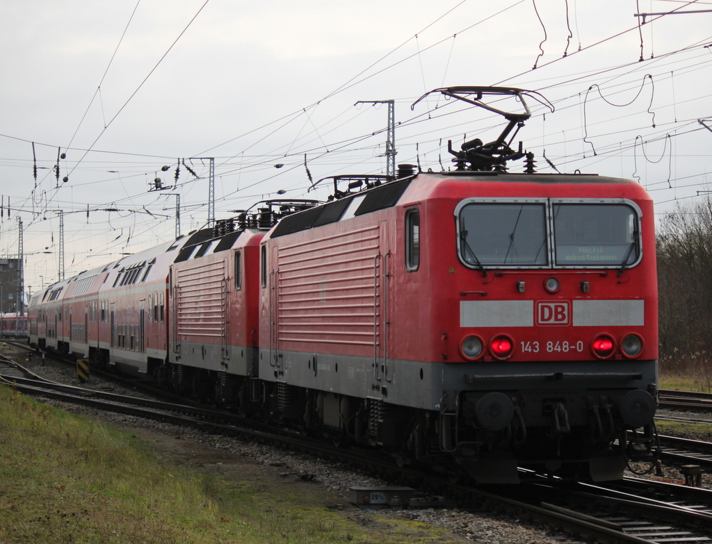 143 848-0+143 843-1 als berfhrung von Rostock Hbf nach Berlin bei der Ausfahrt im Rostocker Hbf am 13.12.2014