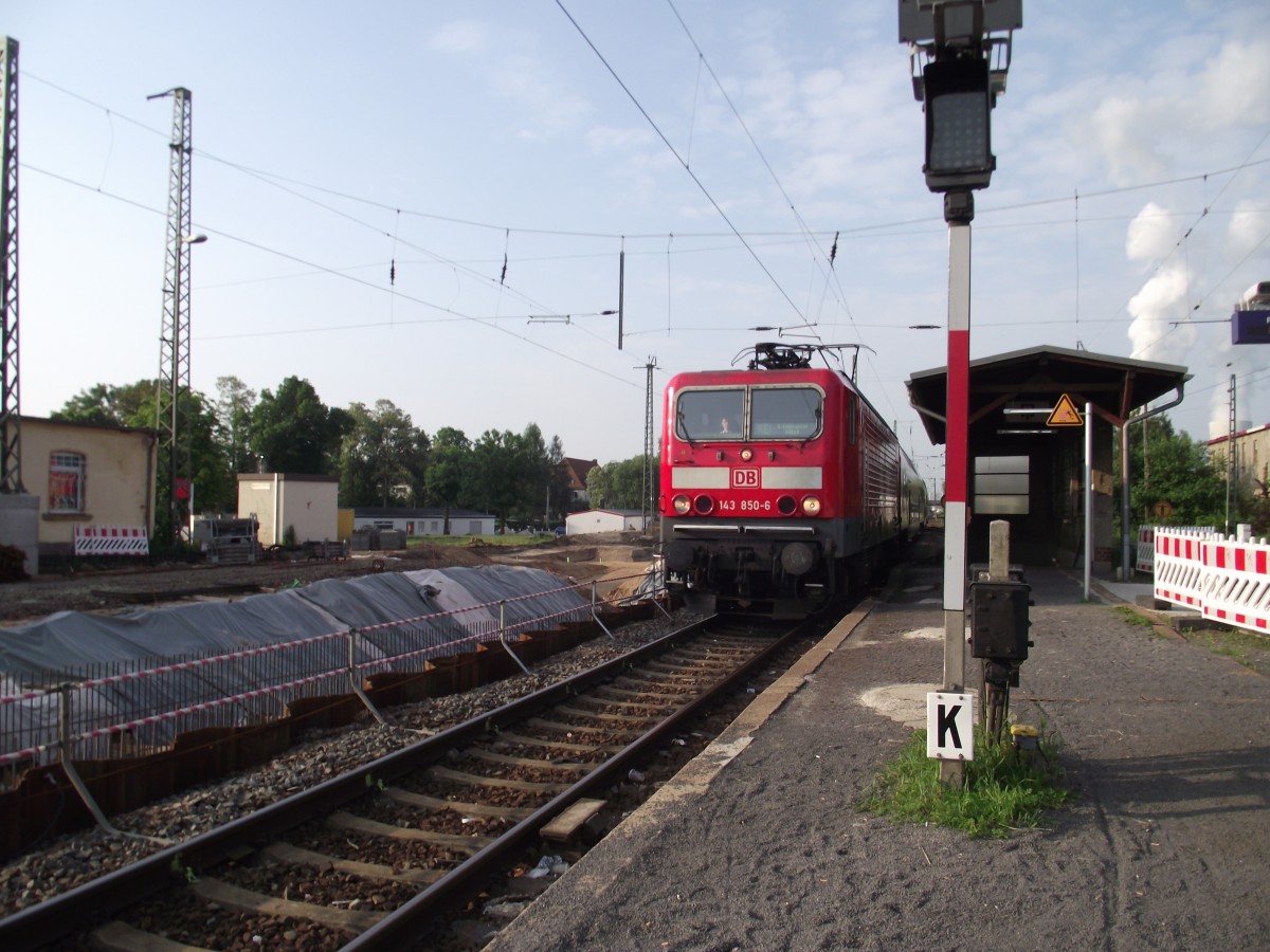 143 850 erreicht mit dem RE8 von Zwickau(Sachs)Hbf nach Leipzig Hbf am 12.6.2013 um 7:12 Uhr den Bahnhof Böhlen(b Leipzig). Von diesem schmucken Wartehäuschen ist ebenso wie von der Fußgängerunterführung und dem Bahnsteig nichts mehr zu sehen,links fahren heute die Züge der Linien S4,S5 und S5x der S-Bahn Mitteldeutschland an den nun mit Lärmschutz versehenen Bahnsteigen ab.
