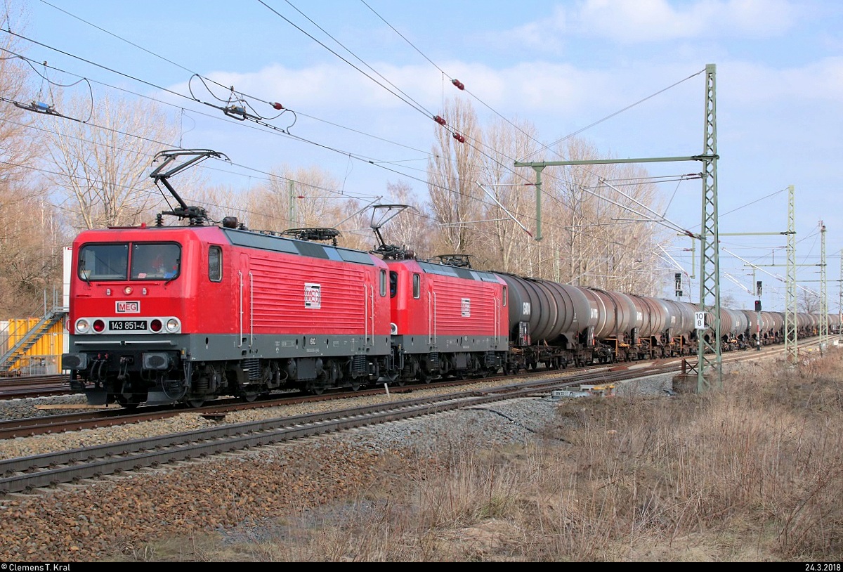 143 851-4 (Lok 603) und 143 344-0 (Lok 605) der Mitteldeutschen Eisenbahn GmbH (MEG) als Kesselzug durchfahren den Bahnhof Leipzig-Thekla auf der Bahnstrecke Leipzig-Wahren–Leipzig-Engelsdorf (6369) Richtung Leipzig-Mockau. Diese Strecke ist Teil des Leipziger Güterrings. [24.3.2018 | 15:15 Uhr]