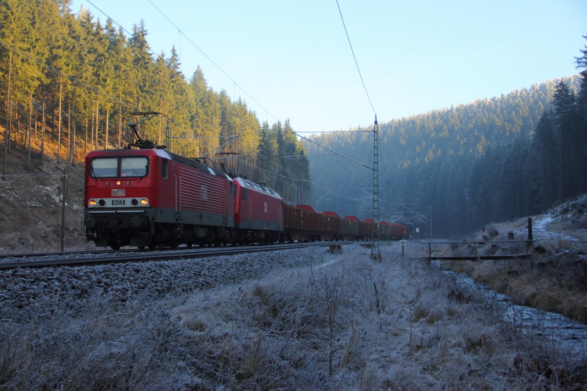 143 851-4 MEG 603 und 156 004-4 MEG 804 bei Frtschendorf am 16.12.2013.