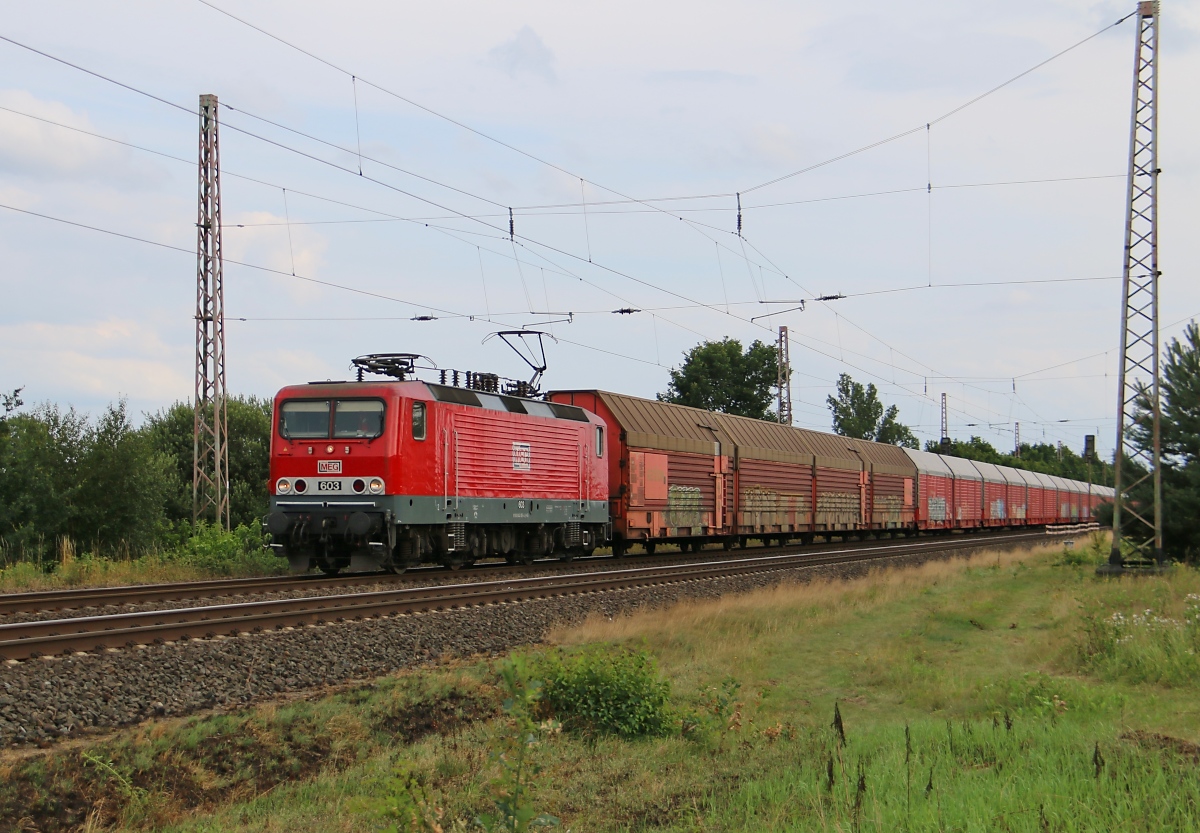 143 851-4 (MEG 603) mit geschlossenen DB-Autotransportwagen in Fahrtrichtung Verden(Aller). Aufgenommen bei Wahnebergen am 23.07.2015.