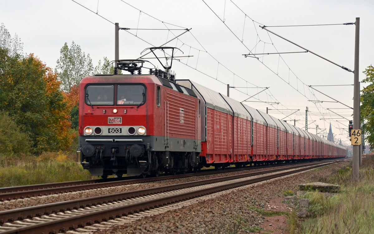 143 851 alias MEG 603 zog am 13.10.15 einen Autozug durch Greppin Richtung Dessau.